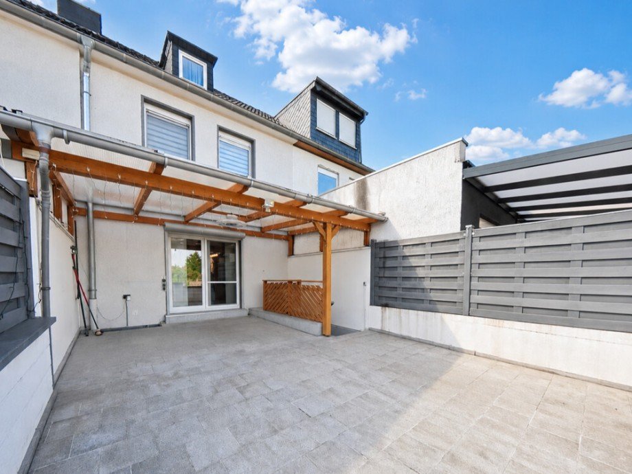 (10) �ber das Wohnzimmer erreichen wir die gro�z�gige Terrasse auf der R�ckseite Reihenmittelhaus Bottrop / Batenbrock