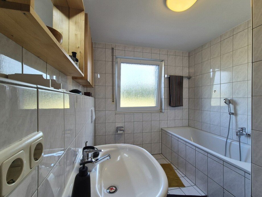 (22) Das Badezimmer verf�gt �ber eine Dusche und eine Badewanne Maisonettewohnung Bottrop / Vonderort
