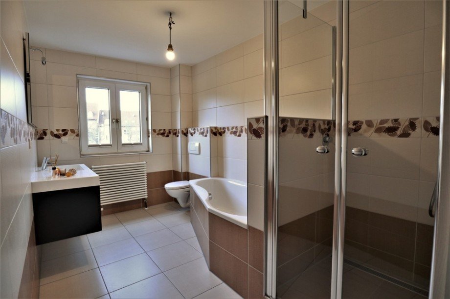 (14) Das modernisierte Hauptbadezimmer der Immobilie Reihenmittelhaus Essen / Altenessen-Nord
