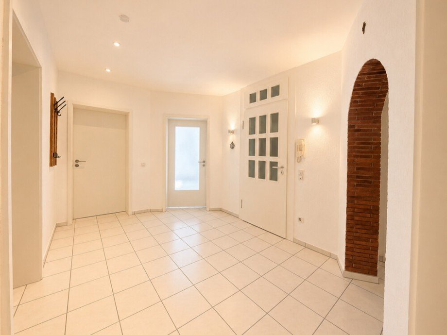 (7) Ein erster Blick in den gro�z�gigen Wohnungseingangsbereich im Erdgeschoss Mehrfamilienhaus Bottrop / Stadtmitte