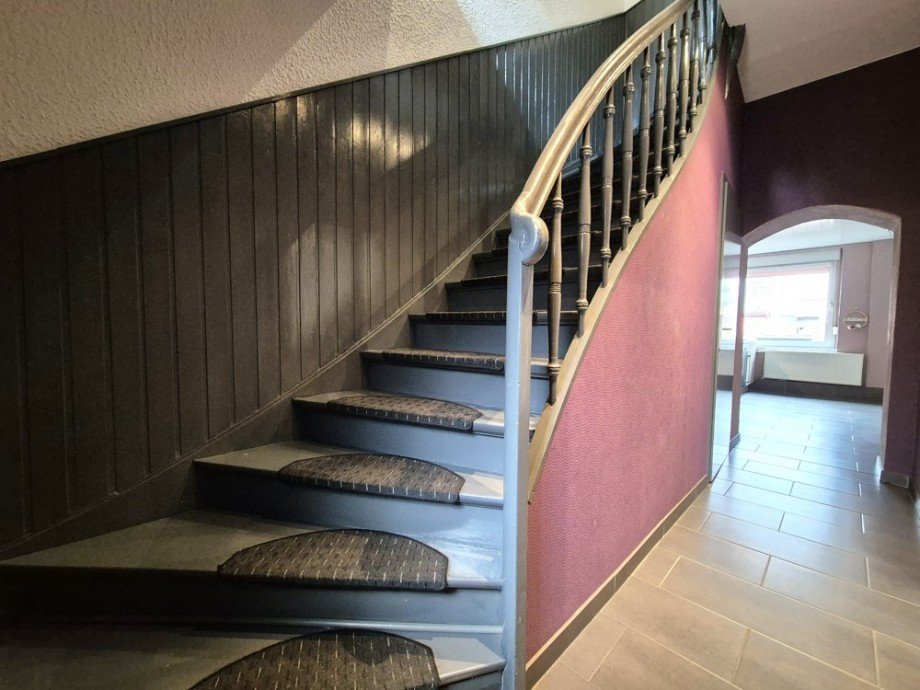 (3) Im Inneren werden Sie von einem beschaulichen Hausflur empfangen Reihenmittelhaus Oberhausen / Sterkrade-Mitte