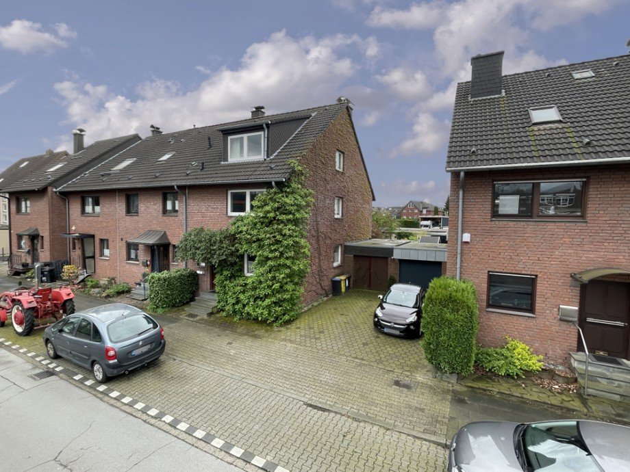 (2) Ein erster Blick auf die Geb�udefront Reiheneckhaus Bottrop / Eigen