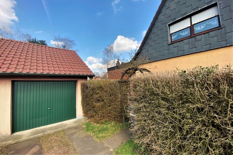 (3) Hier sehen Sie die Garage und eine seitliche Zugangsm�glichkeit in den Garten Doppelhaush�lfte Bottrop / Welheim