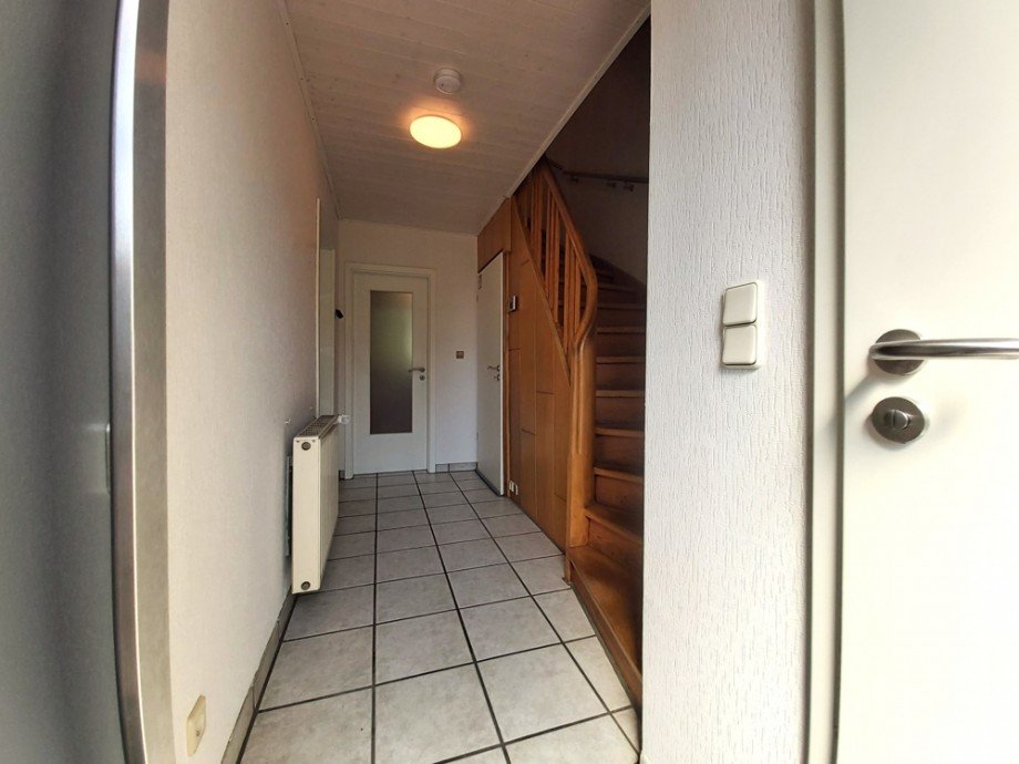 (3) Hier blicken wir in den Hausflur im Erdgeschoss Doppelhaush�lfte Oberhausen / Osterfeld-Ost