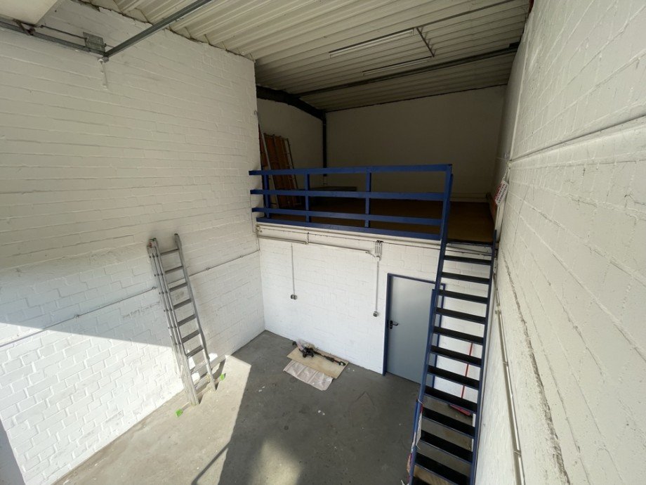 (10) Hier ein Blick in die benachbarte Lagerfl�che (linke Geb�udeh�lfte) Halle / Lager / Produktion Bottrop