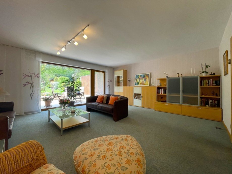 (13) Auf der Geb�uder�ckseite befindet sich das ger�umige Wohnzimmer mit Ausblick in den Garten Reihenhaus Bottrop / Lehmkuhle