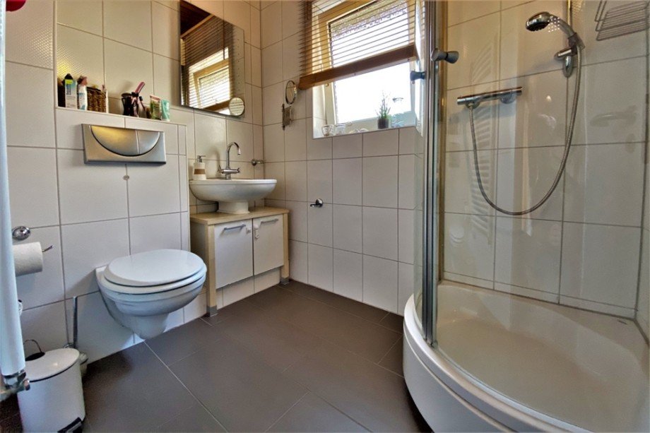 (23) Abschlie�end noch ein Blick in das ebenfalls moderne Duschbadezimmer der Wohnung Mehrfamilienhaus Bottrop / Fuhlenbrock