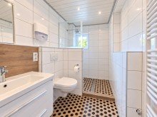 (26) Im weiteren Verlauf ein Eindruck des modernen Badezimmers iTH: Aus R�umen werden M�glichkeiten - Vielseitige Immobilie in Bottrop-Kirchhellen!