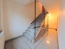 (4) Ein gepflegtes Treppenhaus f�hrt Sie hinauf zur Wohnung *VERMIETET*
