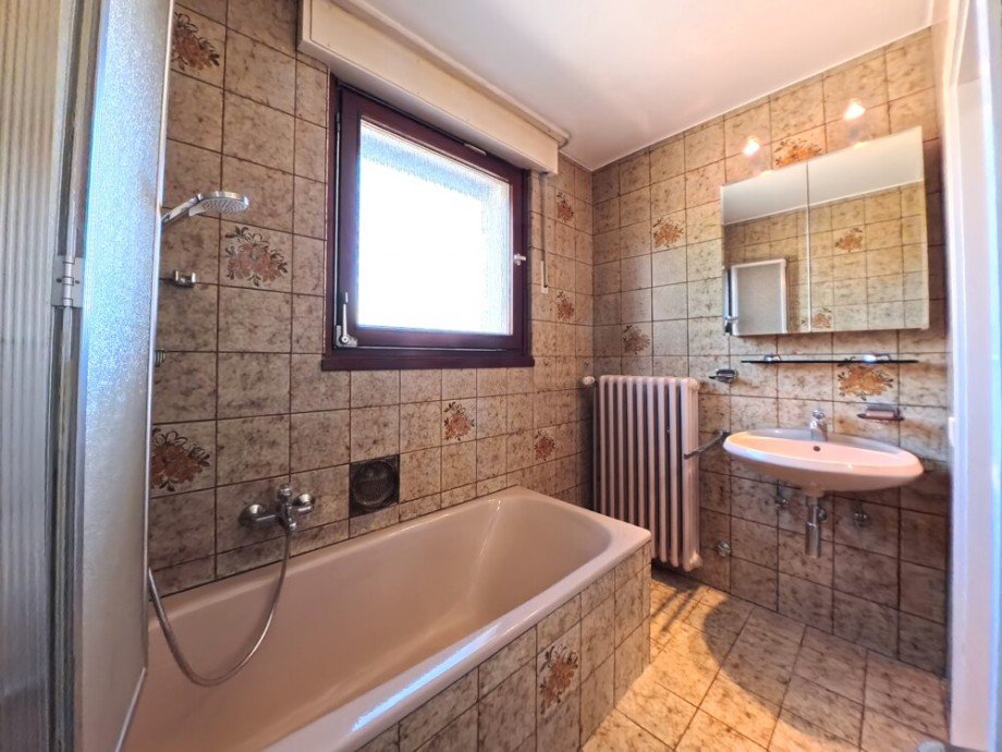 (22) Im Obergeschoss befindet sich zudem das Hauptbadezimmer Reihenmittelhaus Oberhausen / Osterfeld-Ost