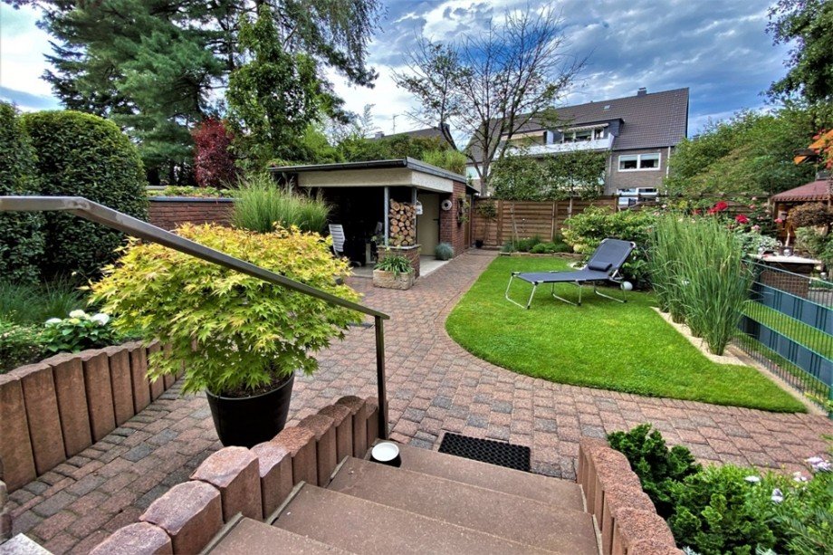 (10) Ein Blick von der Terrasse in den zur Wohnung geh�renden Mietergarten Mehrfamilienhaus Bottrop / Eigen
