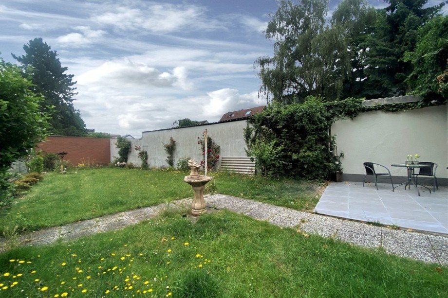 (17) Hier jedoch zun�chst ein Blick auf das r�ckw�rtige Gartengrundst�ck Mehrfamilienhaus Bottrop / Stadtmitte