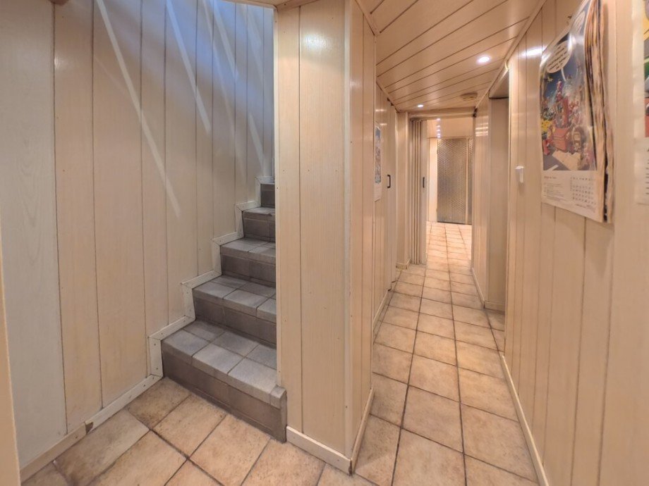 (25) Der Kellerabgang und ein Blick in den zentralen Flur auf dieser Ebene Reihenmittelhaus Bottrop / Fuhlenbrock