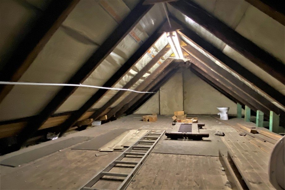 (14) Ein Einblick in den Spitzboden Mehrfamilienhaus Gladbeck / Brauck
