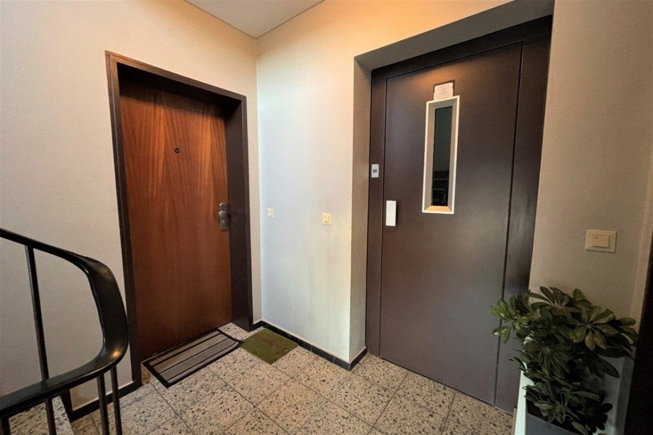 (8) Der Aufzug f�hrt Sie direkt neben den Wohnungseingang im 2. Obergeschoss Etagenwohnung Oberhausen / Sterkrade