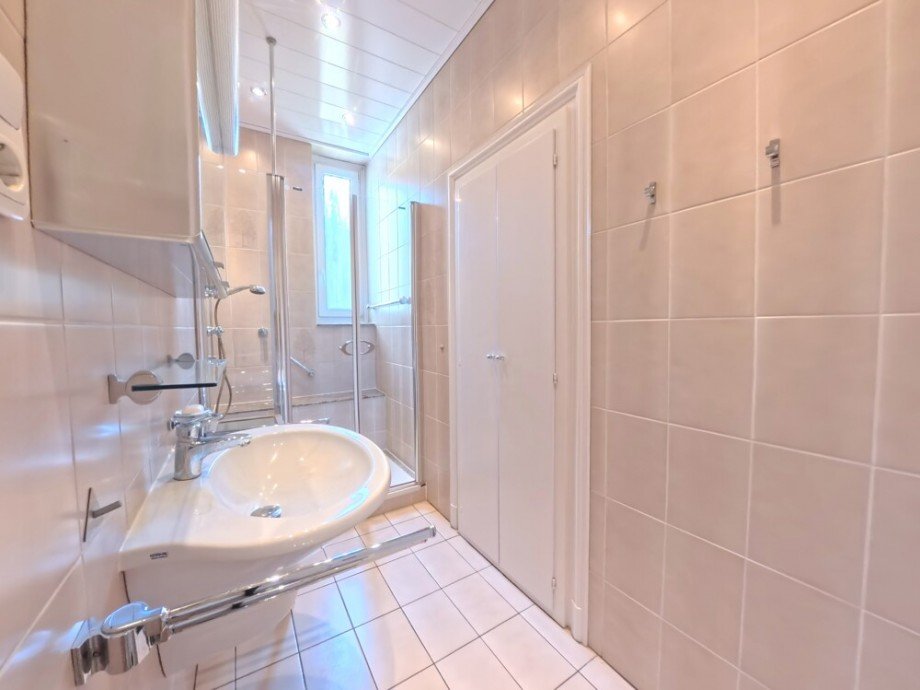 (17) Angrenzend befindet sich das Tageslichtbadezimmer Etagenwohnung Bottrop / Stadtmitte