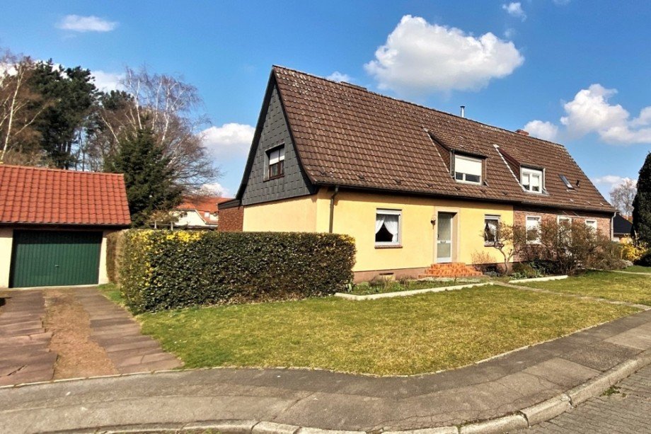 (20) Die Immobilie von vorne mit Blick auf die Garage Doppelhaush�lfte Bottrop / Welheim