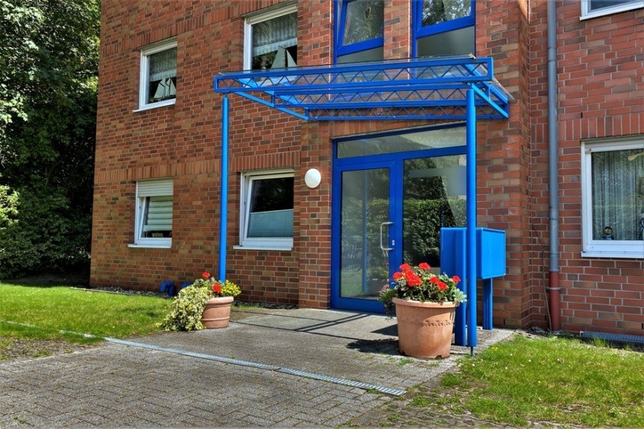 (2) Der gemeinschaftliche Hauseingangsbereich im Erdgeschoss Etagenwohnung Bottrop / Stadtmitte