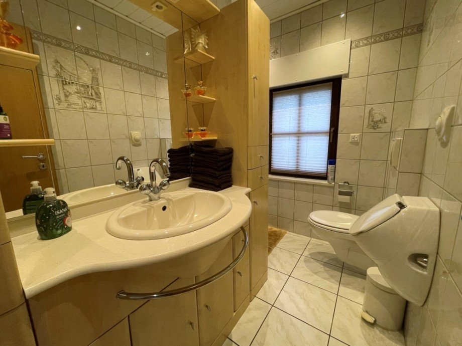 (16) Im Anschluss betreten wir ein Duschbadezimmer Einfamilienhaus Bottrop / Feldhausen