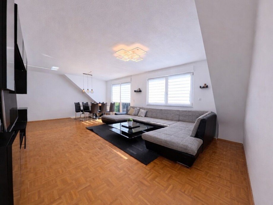 (12) Ein weiterer Eindruck aus dem ger�umigen Wohn- und Esszimmer auf der Geb�uder�ckseite Dachgeschosswohnung Bottrop / Stadtmitte