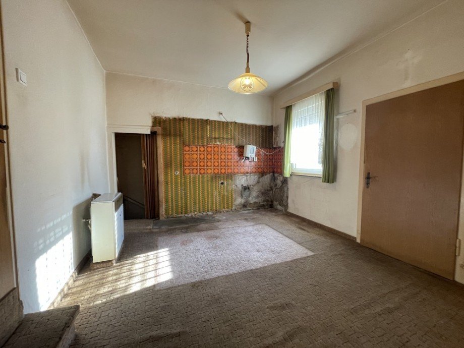 (7) �ber den zentralen Eingangsbereich erreichen wir nun die K�che u.a. mit Kellerabgang Reihenendhaus Bottrop / Fuhlenbrock