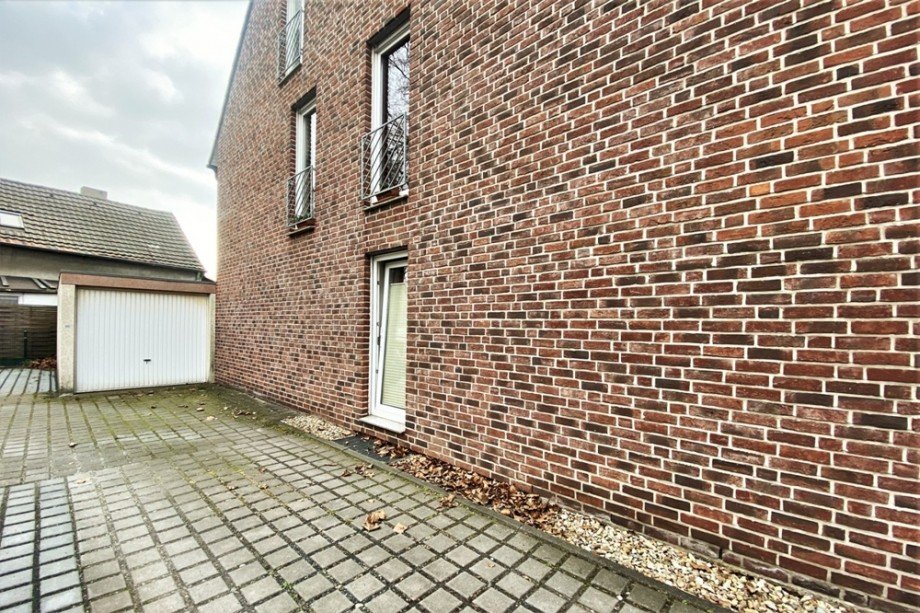 (23) Die zur Wohnung gh�rende Garage befindet sich links neben der Immobilie Erdgeschosswohnung Oberhausen / Sterkrade-Mitte
