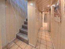 (25) Der Kellerabgang und ein Blick in den zentralen Flur auf dieser Ebene iTH:  *Platz f�r Ihr Familiengl�ck* - Einfamilienhaus mit  131 m� Fl�che und Garten
