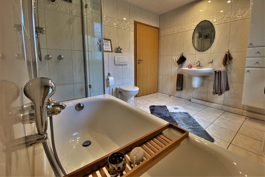 (20) Das Hauptbadezimmer inkl. Dusche und Badewanne Reihenmittelhaus Gladbeck / Gladbeck-Brauck