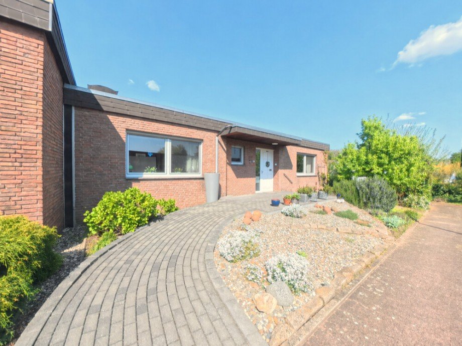 (2) Ein erster Blick auf die Geb�udefront Bungalow Bottrop / Vonderort
