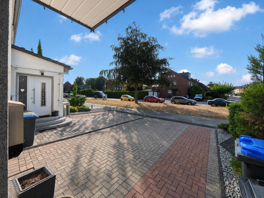 (3) Ein Blick �ber den PKW Stellplatz in die Nachbarschaft Reihenmittelhaus Bottrop / Batenbrock