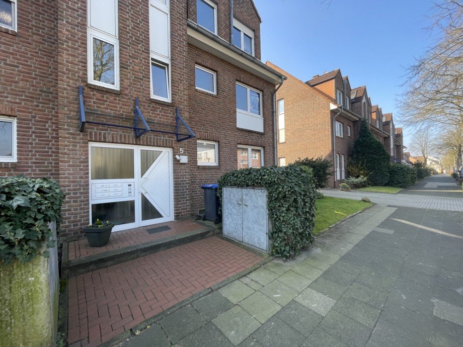 (2) Ein Blick auf den gemeinschaftlichen Hauseingangsbereich Etagenwohnung Bottrop / Fuhlenbrock