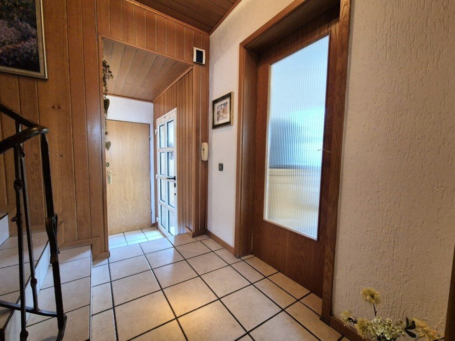 (12) Der Flurversatz mit Blickrichtung Hauseingang und Wohnzimmer Doppelhaush�lfte Bottrop / Batenbrock