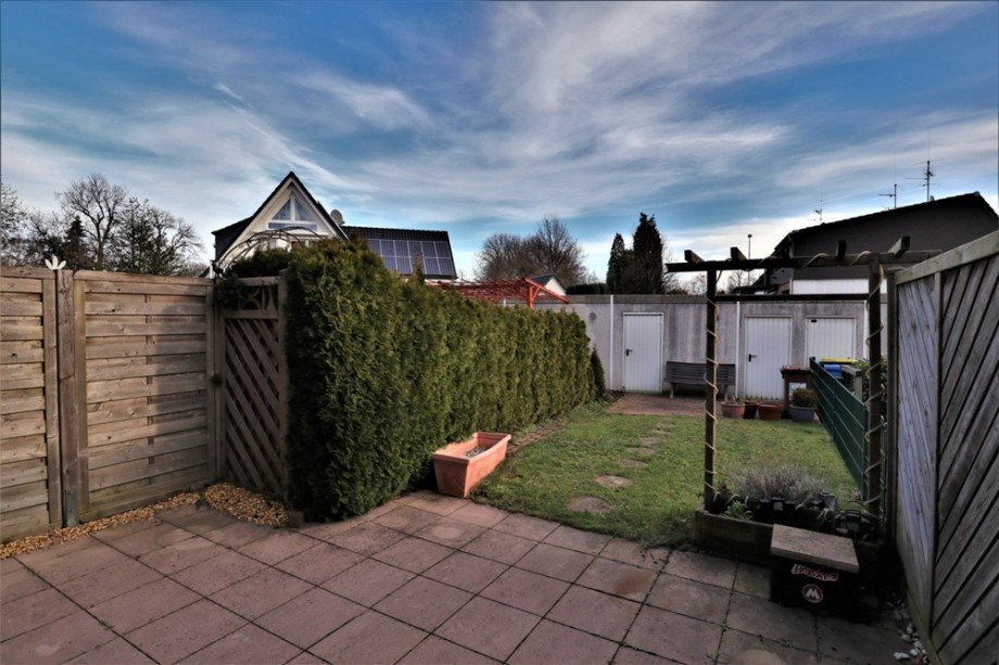 (9) Der Blick von der Terrasse in Richtung Garage - und Lagerraum Reihenmittelhaus Essen / Altenessen-Nord