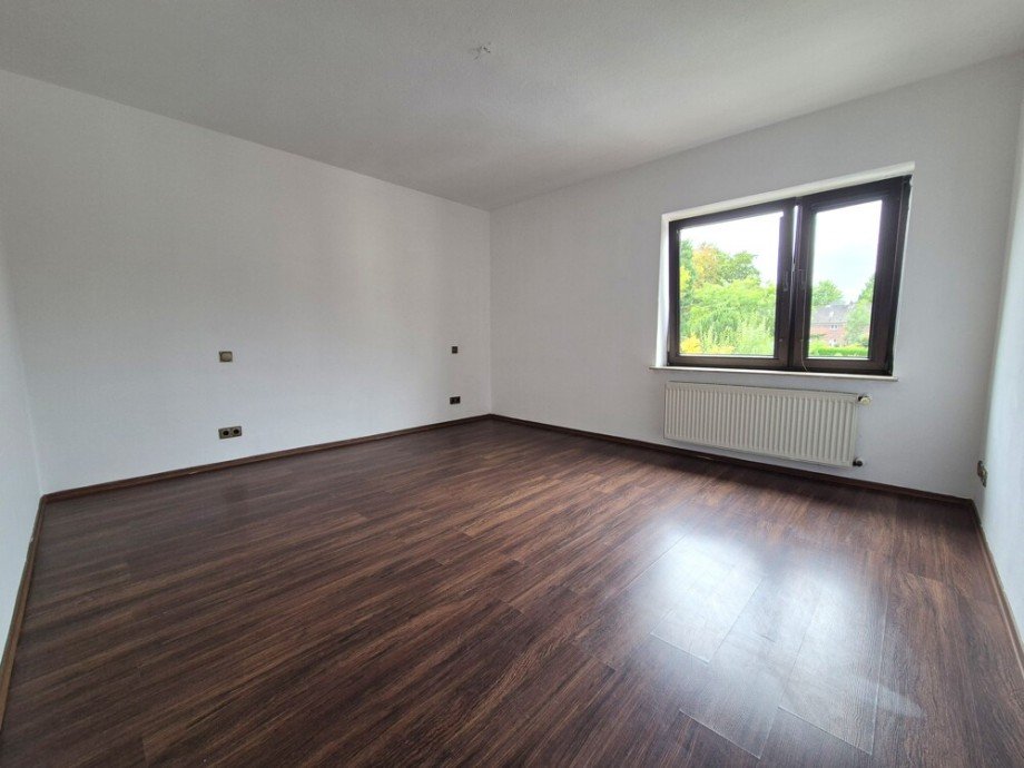 (15) Hier zun�chst der Blick in das m�gliche Elternschlafzimmer auf der Geb�uder�ckseite Etagenwohnung Bottrop / Stadtmitte