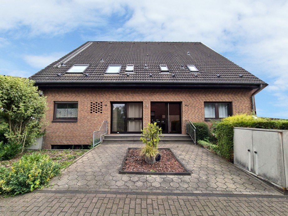 (2) Eine Ansicht der Geb�udefront Souterrainwohnung Bottrop / Fuhlenbrock