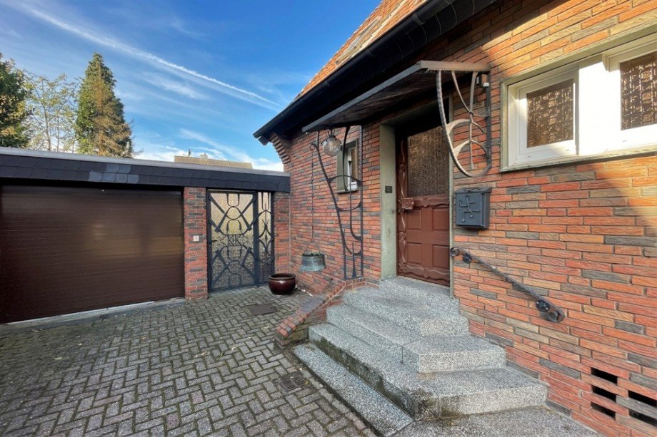(3) Der Eingangsbereich mit seitlichem Zugang in den Garten Einfamilienhaus Bottrop / Batenbrock