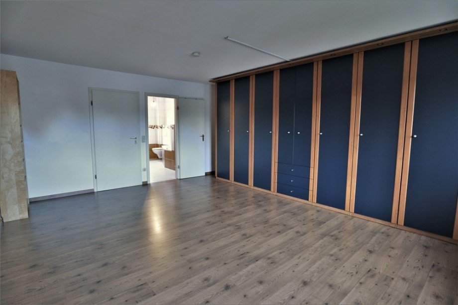 (13) Mit direktem Zugang in das Hauptbadezimmer Reihenmittelhaus Essen / Altenessen-Nord