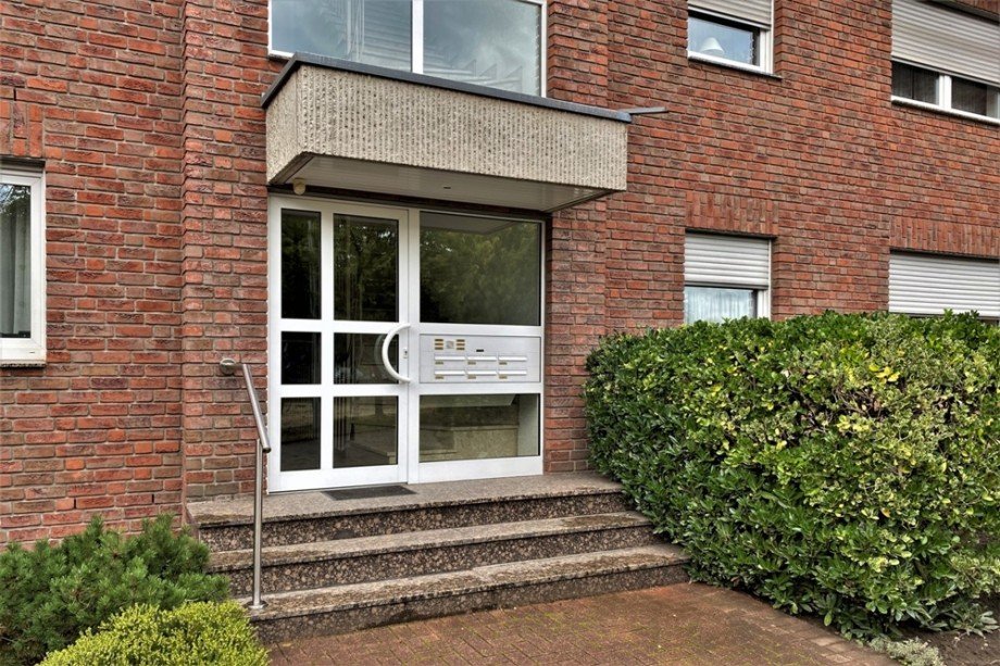 (3) Der gemeinschaftliche Hauseingangsbereich Maisonettewohnung Oberhausen / Osterfeld-Ost