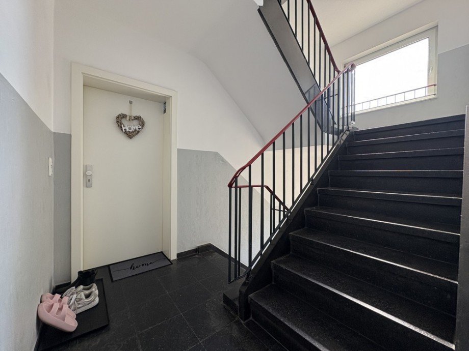 (8) Der Hausflurbereich im Obergeschoss Mehrfamilienhaus Bottrop / Batenbrock