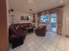 (9) �ber das Wohnzimmer erreichen Sie die �berdachte Terrasse auf der R�ckseite iTH:  *Platz f�r Ihr Familiengl�ck* - Einfamilienhaus mit  131 m� Fl�che und Garten