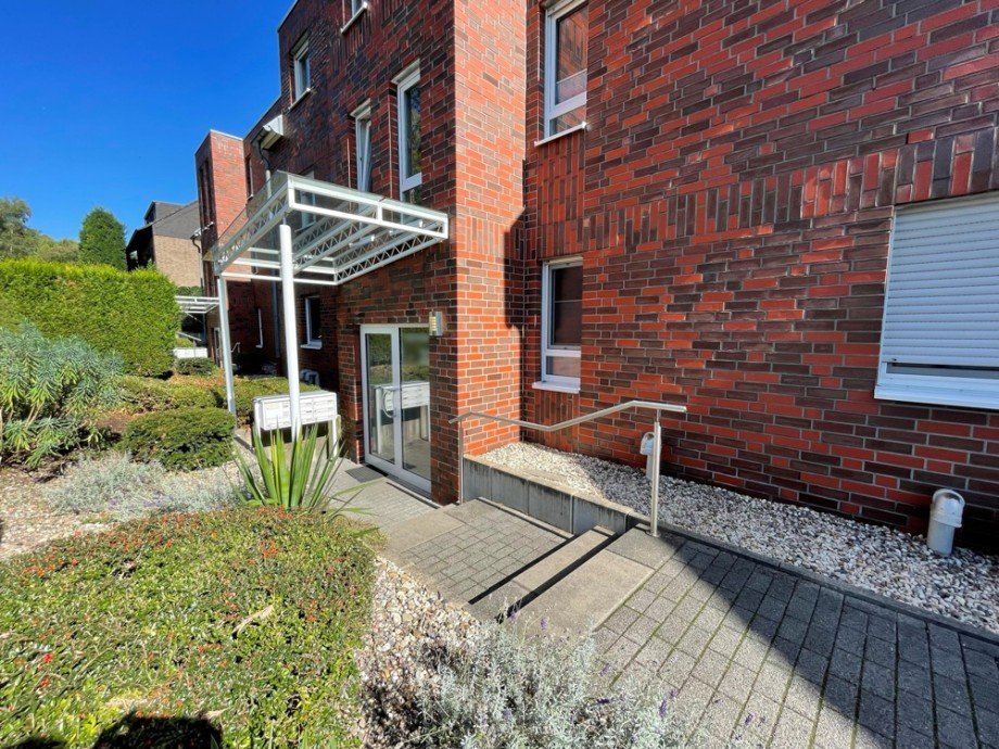 (2) Der gemeinschaftliche Hauseingangsbereich im Erdgeschoss Maisonettewohnung Bottrop / Welheim