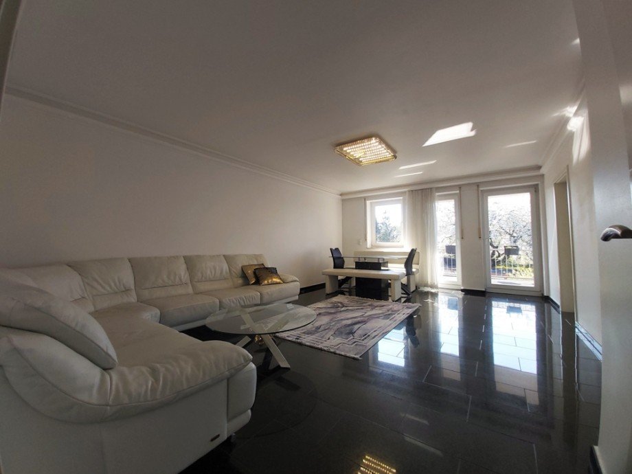 (13) Sie betreten nun das lichtdurchflutete Wohnzimmer Etagenwohnung Bottrop / Ebel