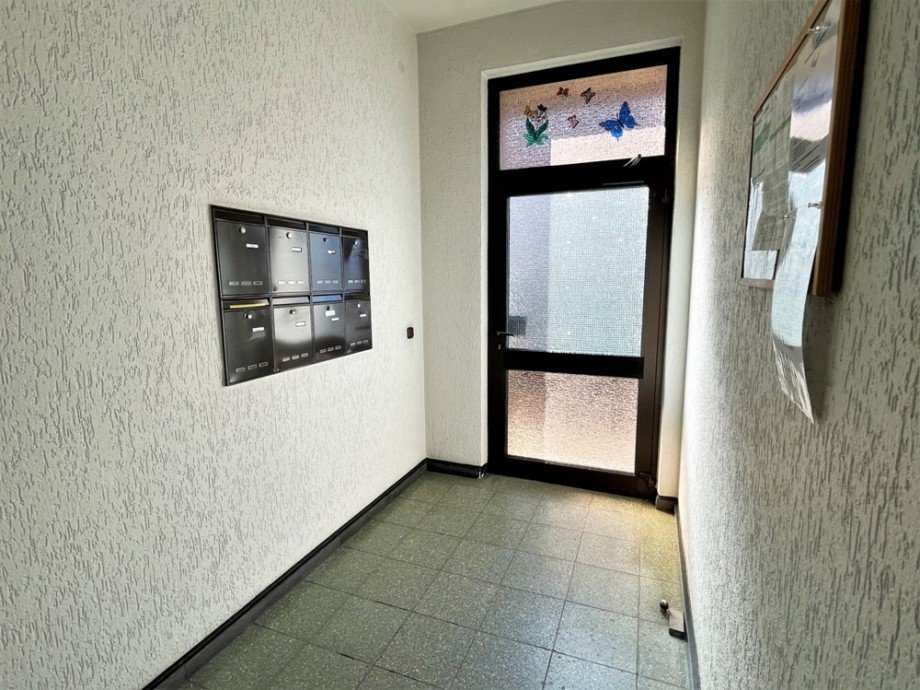 (2) Der gemeinschaftliche Eingangsbereich im Erdgeschoss Etagenwohnung Bottrop / Boy