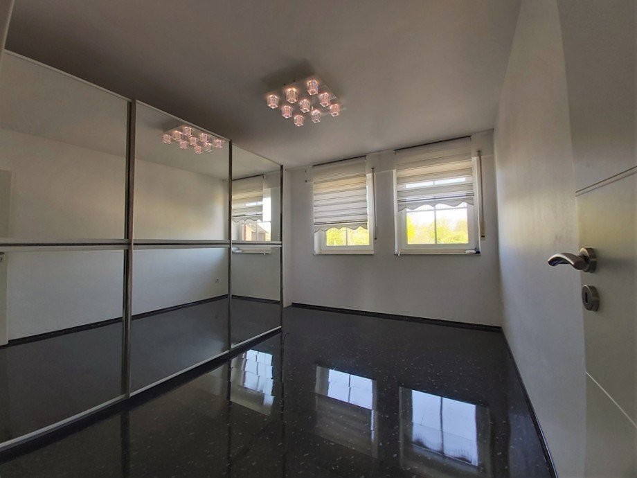 (8) Ein erster Blick in das ger�umige Schlafzimmer Etagenwohnung Bottrop / Ebel