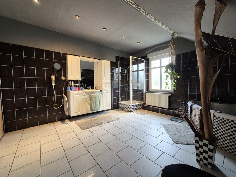 (19) Das Badezimmer verf�gt �ber eine Dusche und eine Eckbadewanne Doppelhaush�lfte Bottrop / Ebel