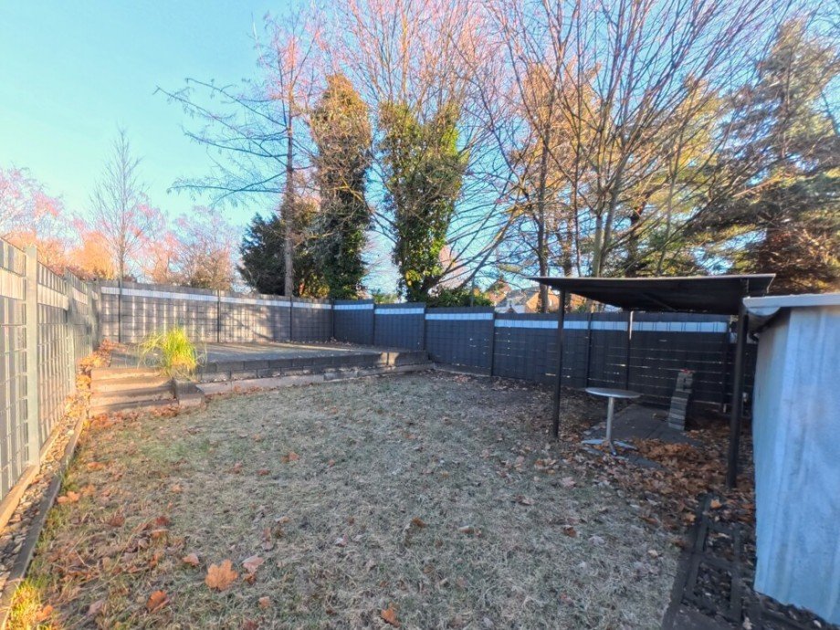 (5) Hinter den PKW Garagen befinden sich die zugeh�rigen Gartenfl�chen Zweifamilienhaus Bottrop / Stadtmitte