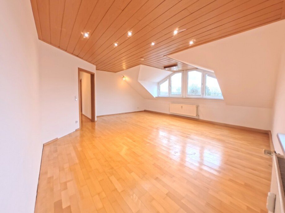 (14) Ein weiterer Eindruck des hellen und ger�umigen Wohnzimmers Dachgeschosswohnung Bottrop / Batenbrock