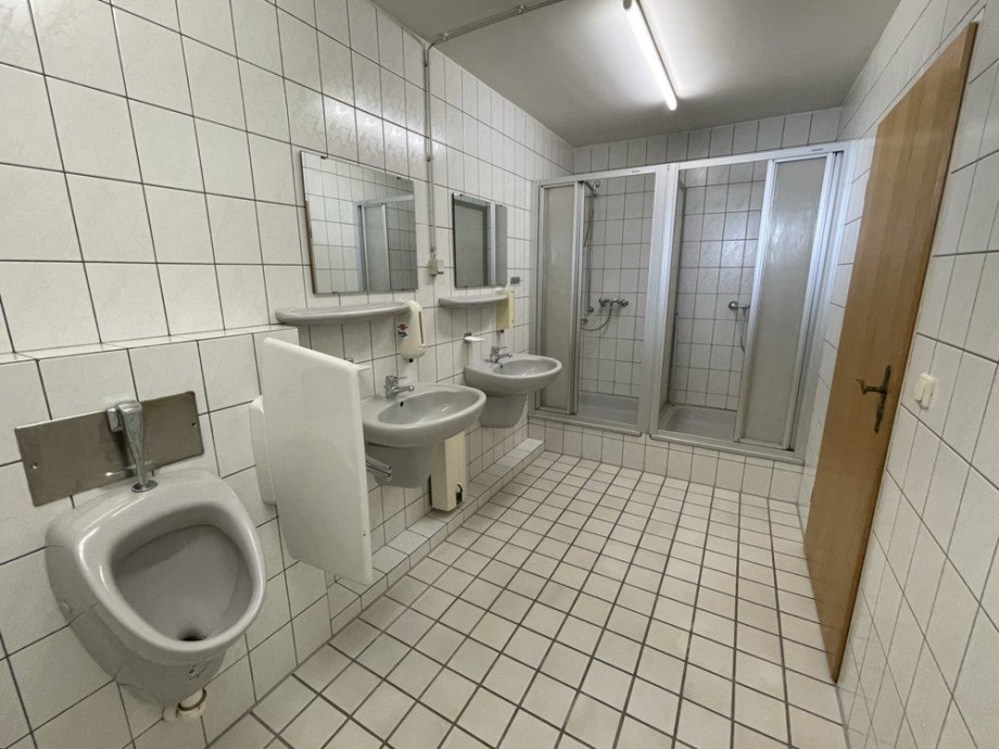 (30) Hier ein Blick in weitere Sanit�rr�umlichkeiten Halle / Lager / Produktion Bottrop