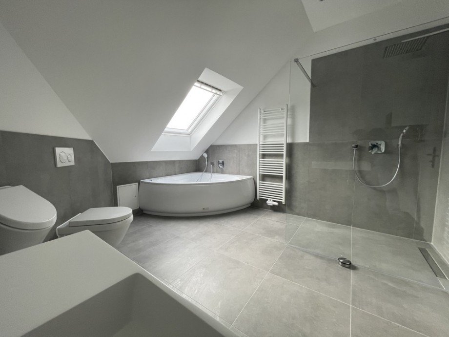 (13) Neben der K�che befindet sich ein traumhaftes nagelneues Badezimmer Dachgeschosswohnung Oberhausen / Sterkrade-Mitte
