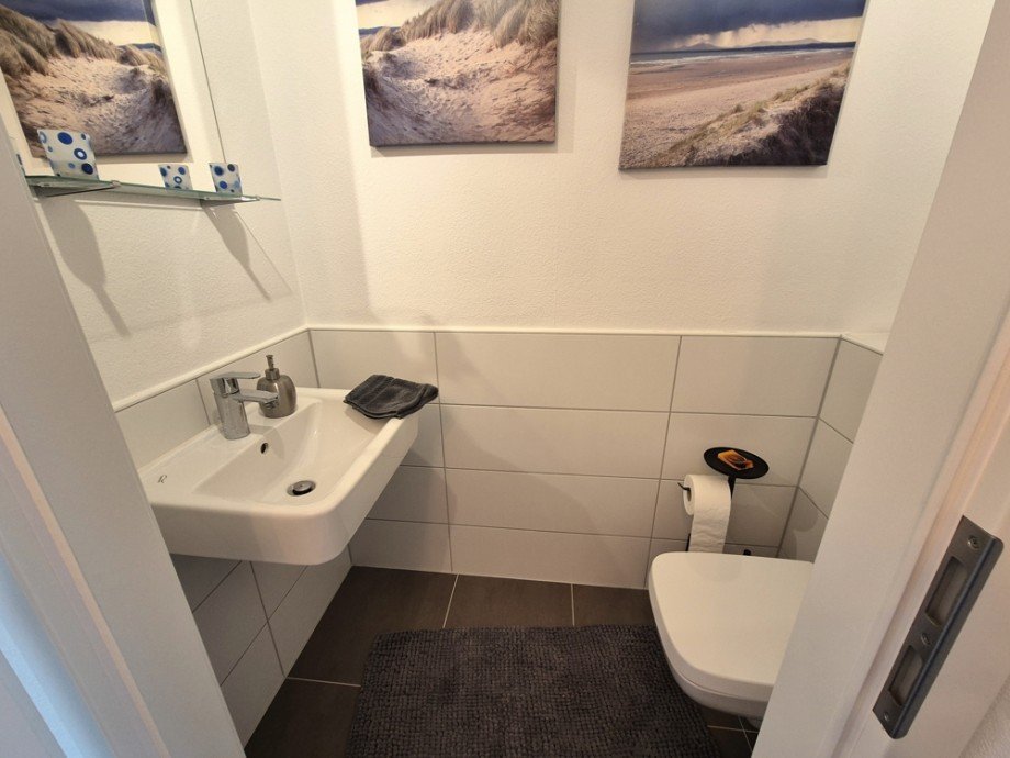 (8) Hier blicken Sie in das moderne G�ste-WC am Eingangsbereich Reihenmittelhaus Bottrop / Boy